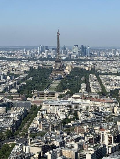 Paris vu depuis la Tour Montparnasse, vers la Tour Eiffel pendant le tour des cocktails en terrasse.