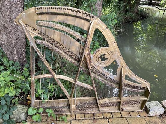 Harpe krè krè ancienne bordant le passage au dessus d'un cours d'eau.
Au Moulin Jaune à Crécy.