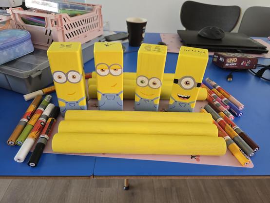 Foto af kongespil-klodser malet som minions fra Grusomme Mig