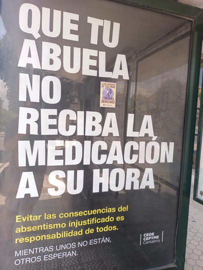Foto de una marquesina de autobús con propaganda patronal sobre el "absentismo" que se centra en un problema derivado de no tener personal para cubrir bajas.