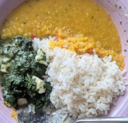 Rijst spinazie met Indiase kruiden en vegan witte blokjes (saag paneer). Rode linzen (Dahl)
