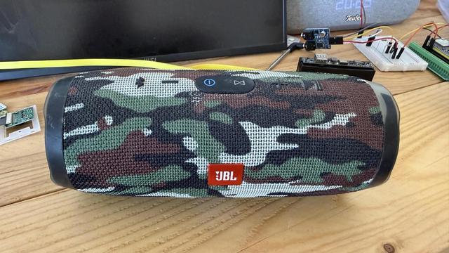 Foto of the JBL Charge 3 assembled and working without a battery.