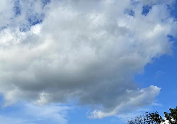 Clouds. White with a grey underbelly. The smaller cloud under the larger cloud looks like a butterfly. 

I SAID, IT LOOKS LIKE A BUTTERFLY 🔪😼 AGREE WITH ME