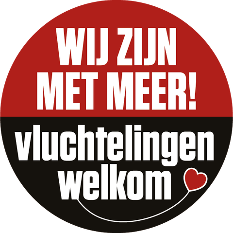 Ontwerp voor een sticker met als tekst 'Wij zijn met meer!' in wit op rood, met eronder 'vluchtelingen welkom' in wit op zwart. Met een hartje ernaast.