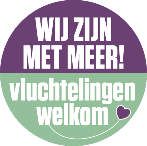 Ontwerp voor een sticker met als tekst 'Wij zijn met meer!' in wit op paars, met eronder 'vluchtelingen welkom' in wit op groen. Met een hartje ernaast.