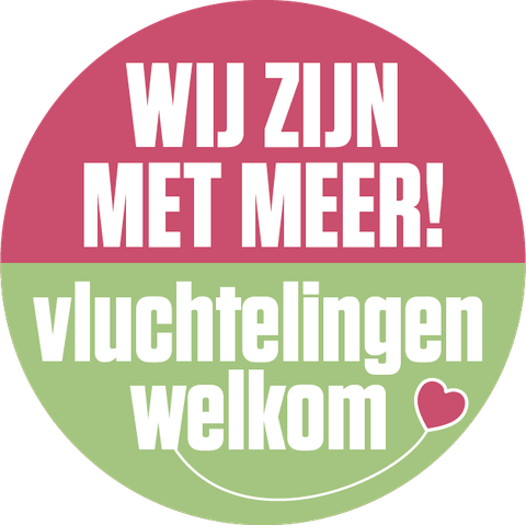 Ontwerp voor een sticker met als tekst 'Wij zijn met meer!' in wit op roze, met eronder 'vluchtelingen welkom' in wit op groen. Met een hartje ernaast.